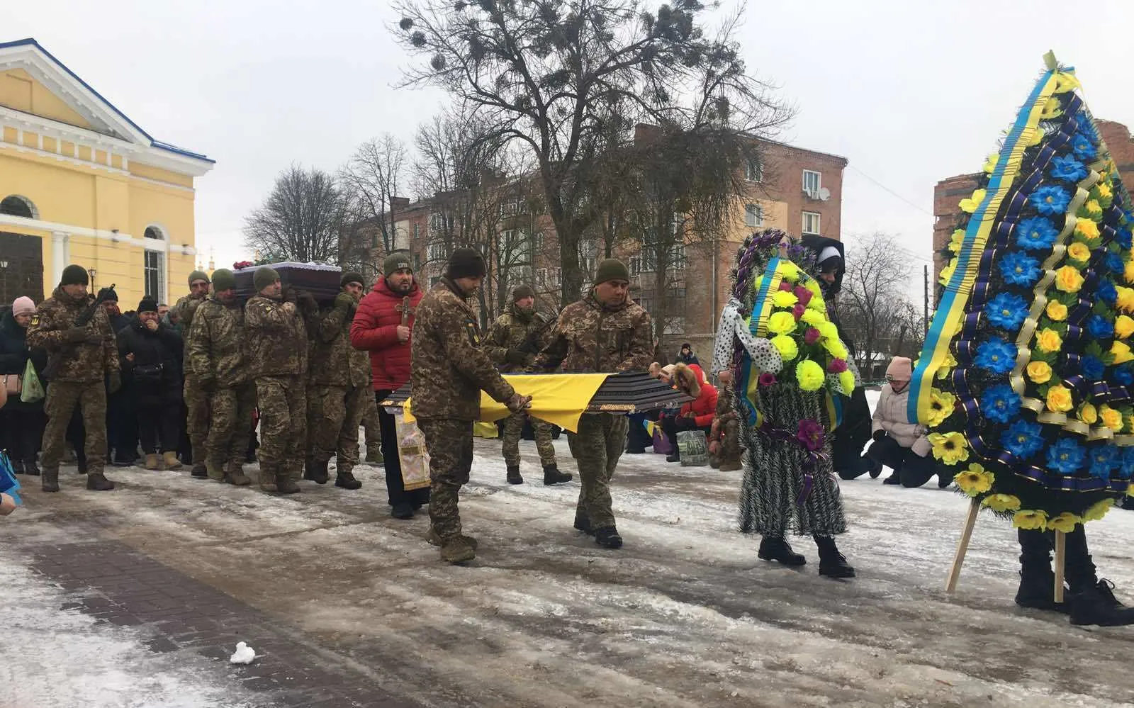 Йому назавжди буде 29: у Прилуках на колінах попрощалися з воїном, який загинув за Україну. Фото