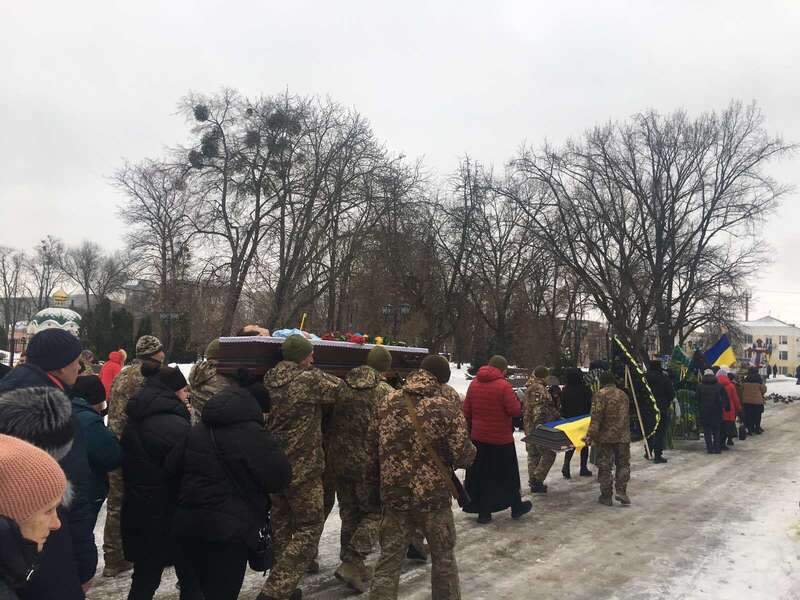Йому назавжди буде 29: у Прилуках на колінах попрощалися з воїном, який загинув за Україну. Фото