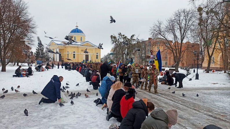 Йому назавжди буде 29: у Прилуках на колінах попрощалися з воїном, який загинув за Україну. Фото