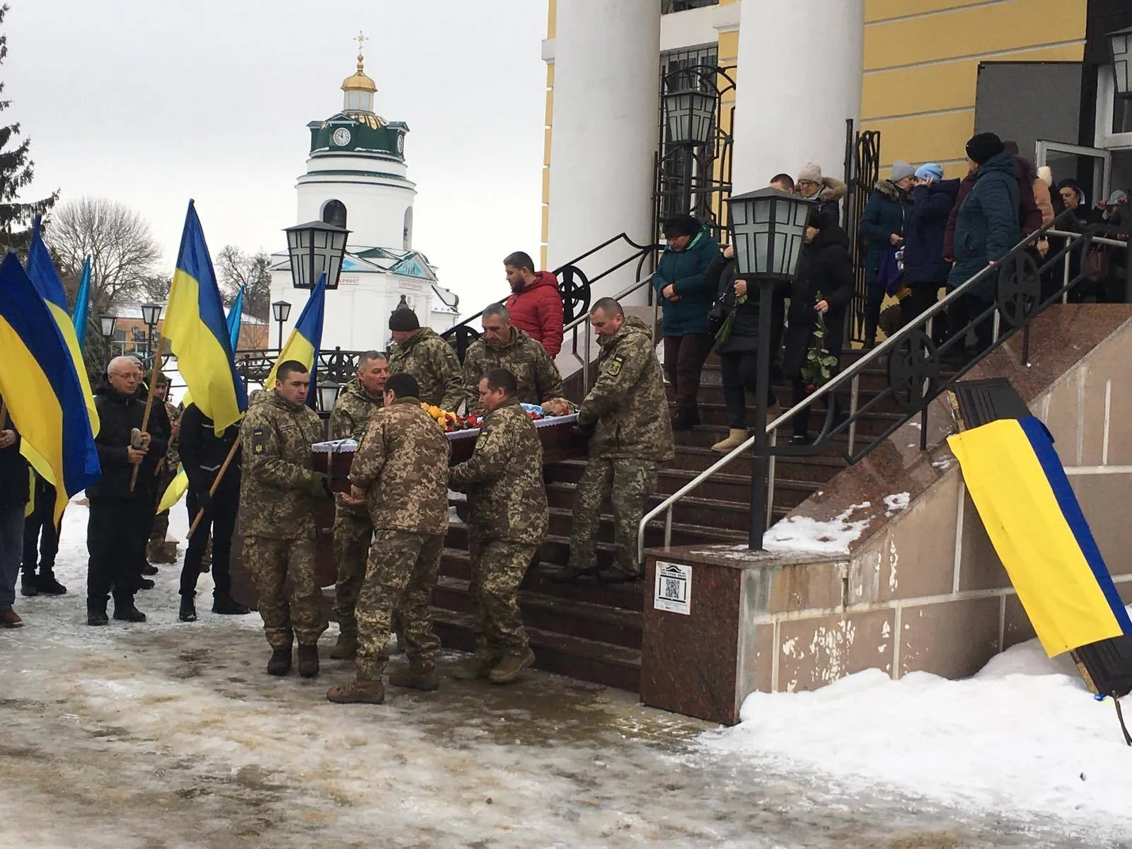 Йому назавжди буде 29: у Прилуках на колінах попрощалися з воїном, який загинув за Україну. Фото