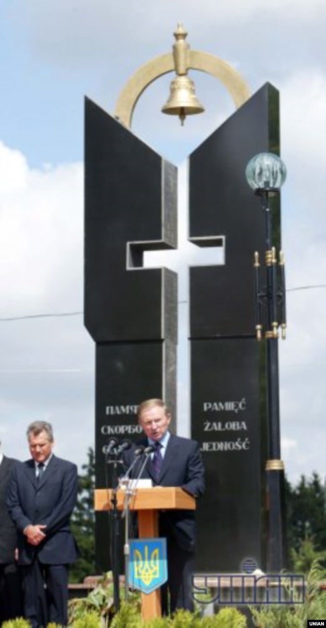 Александр Квасневський і другий президент України Леонід Кучма під час відкриття пам’ятника українсько-польського примирення у селищі Павлівка, Волинської області. 11 липня 2003 року