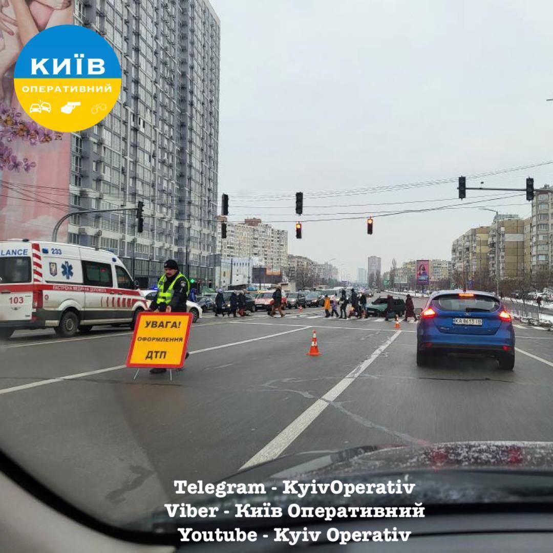 У Києві сталась потрійна ДТП: в одного з авто відлетіло колесо, є потерпілі. Фото і відео