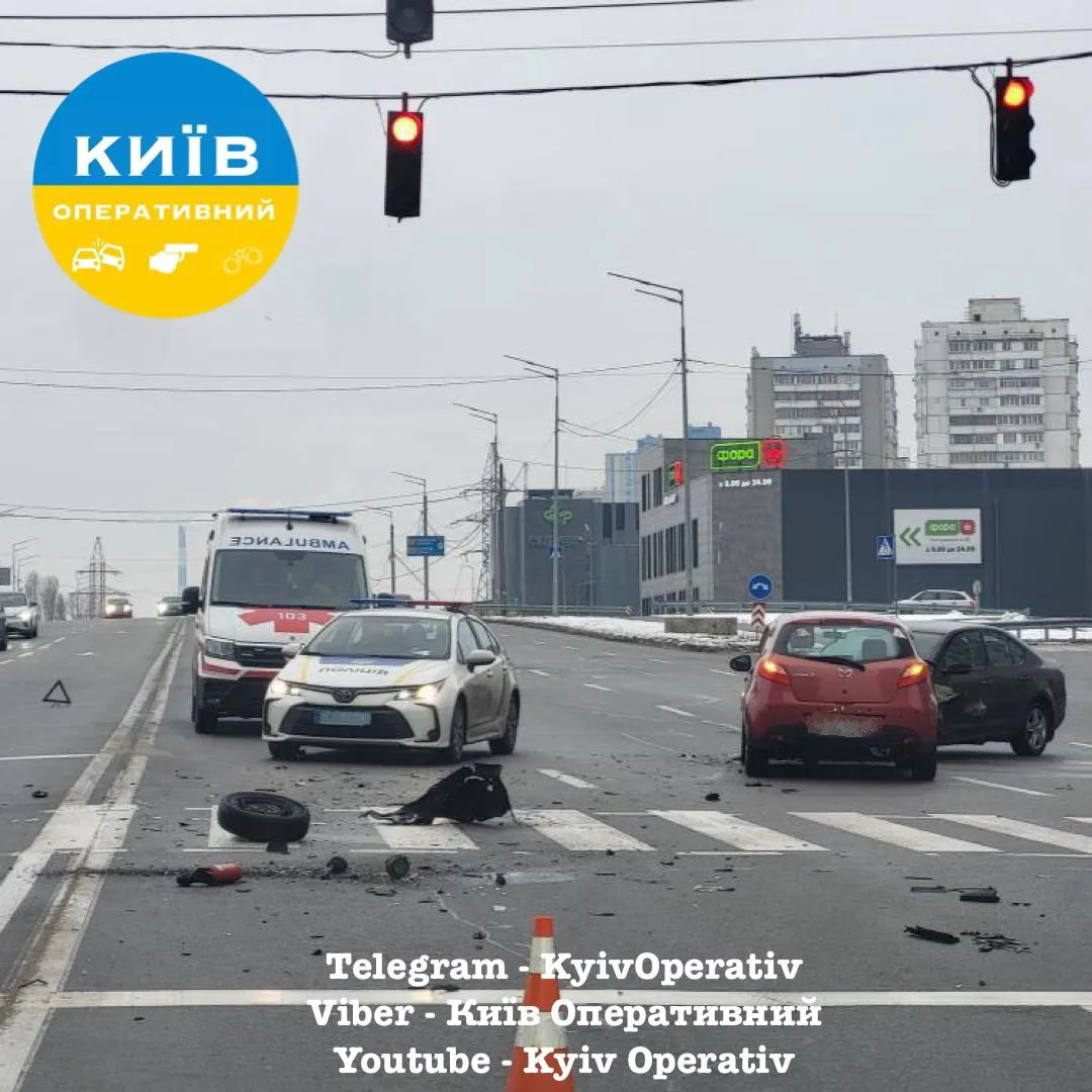 У Києві сталась потрійна ДТП: в одного з авто відлетіло колесо, є потерпілі. Фото і відео dqxikeidqxitkant