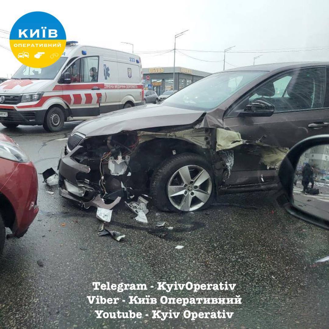У Києві сталась потрійна ДТП: в одного з авто відлетіло колесо, є потерпілі. Фото і відео