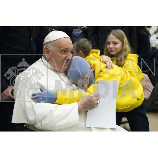 9-летний украинец, пострадавший от ракетного удара ВС РФ, встретился с Папой Римским dqxikeidqxiqqeant