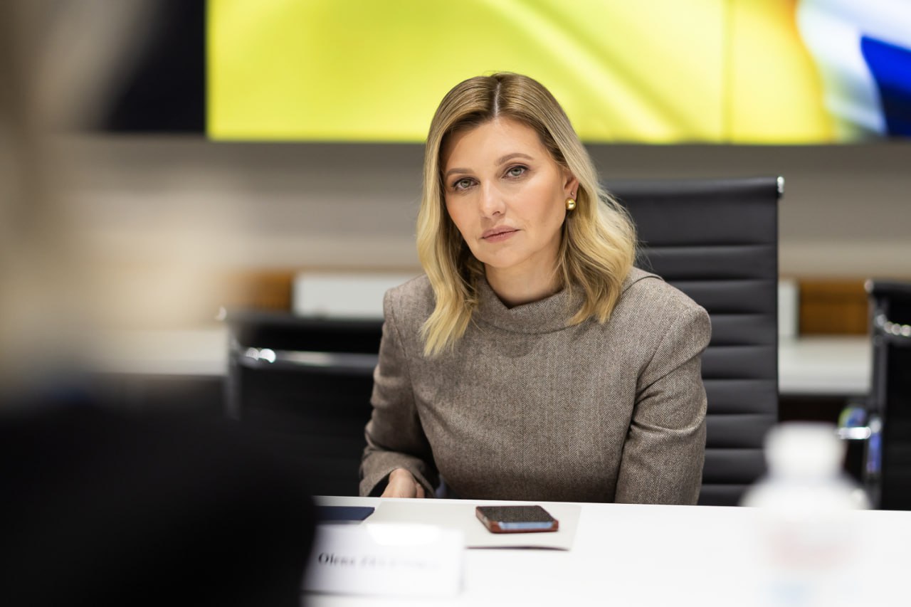 Елена Зеленская поразила новым костюмом с оригинальным воротничком (фото)