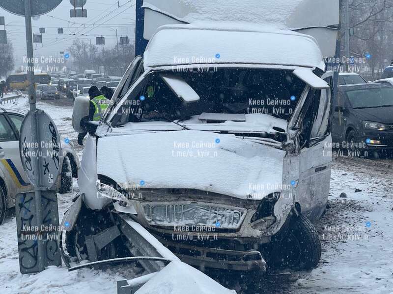 В Киеве столкнулись два грузовых автомобиля: на проспекте Соборности возникла большая пробка. Фото и видео