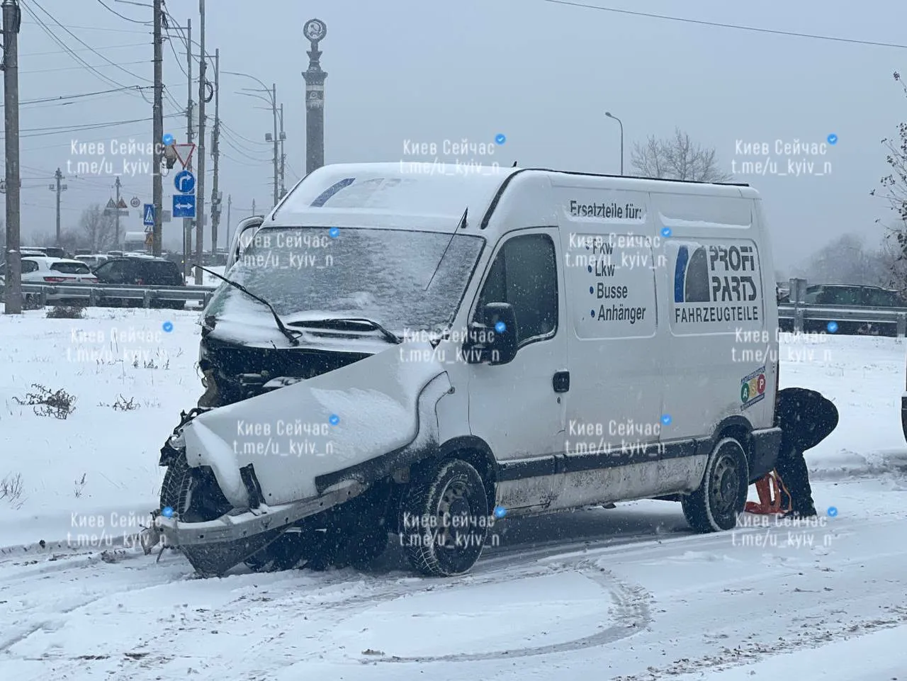 В Киеве столкнулись два грузовых автомобиля: на проспекте Соборности возникла большая пробка. Фото и видео