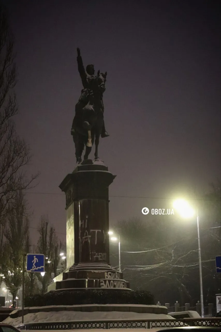 У Києві демонтували пам’ятник Миколі Щорсу: що з ним буде далі. Фото dqxikeidqxitkant