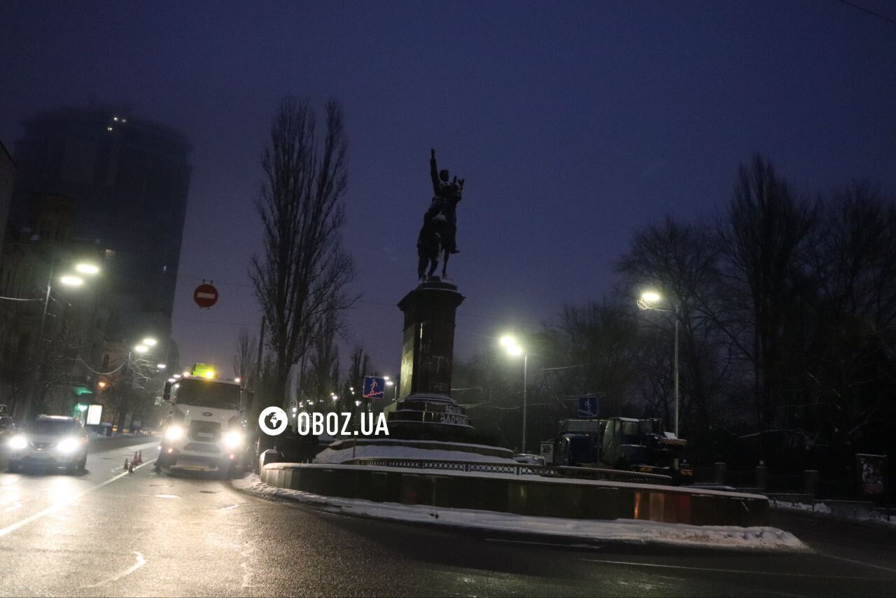 У Києві демонтували пам’ятник Миколі Щорсу: що з ним буде далі. Фото