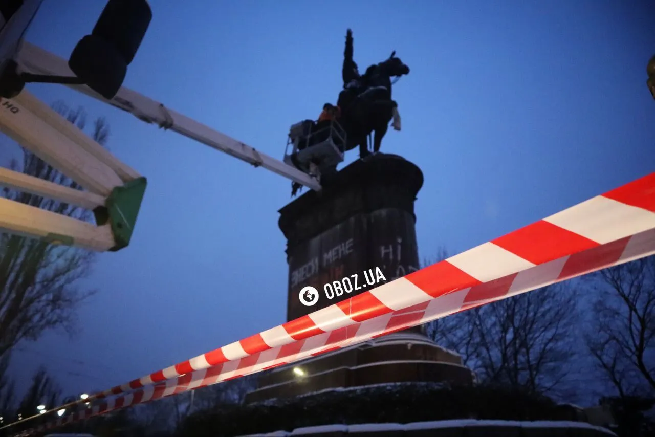У Києві демонтували пам’ятник Миколі Щорсу: що з ним буде далі. Фото