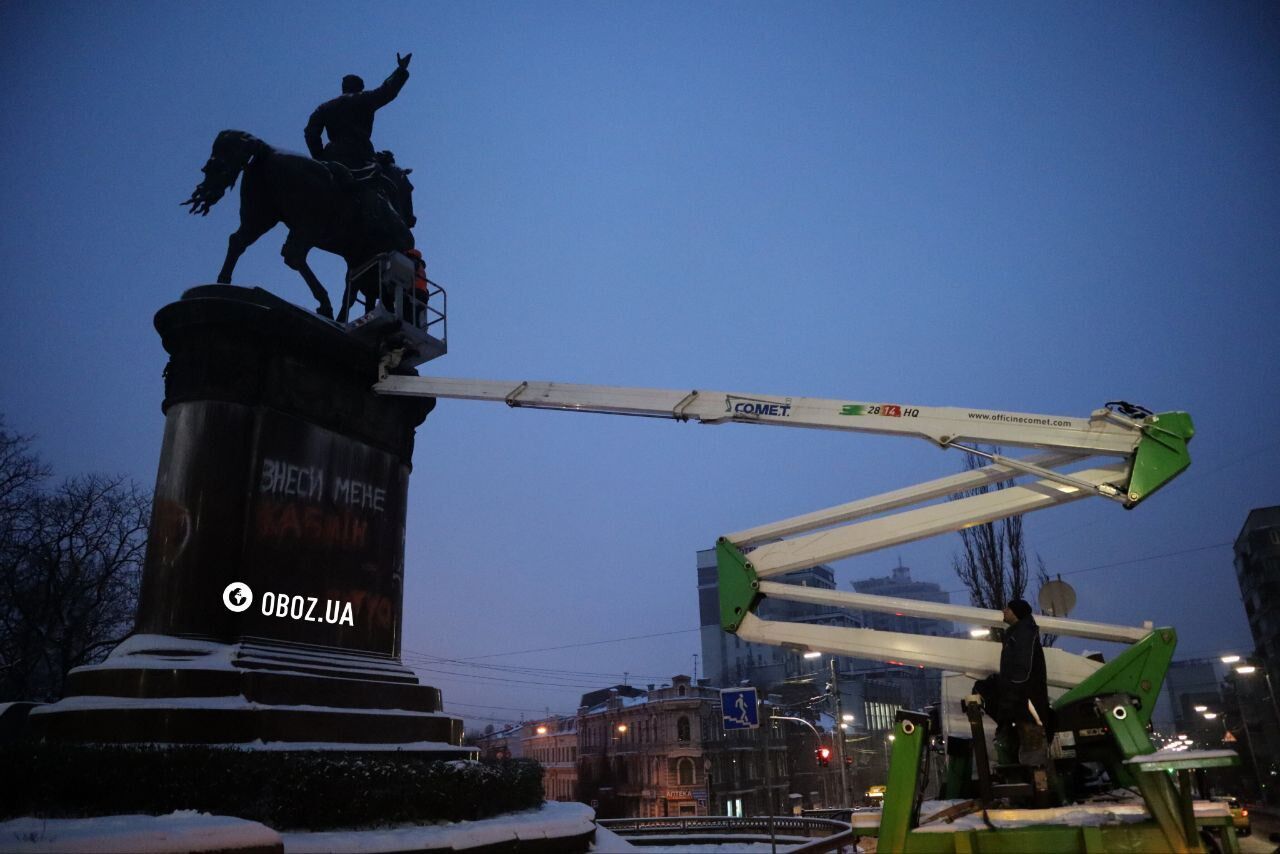 У Києві демонтували пам’ятник Миколі Щорсу: що з ним буде далі. Фото
