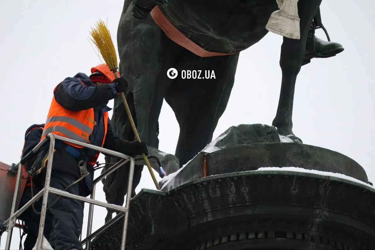 У Києві демонтували пам’ятник Миколі Щорсу: що з ним буде далі. Фото