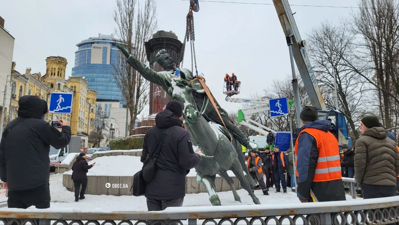 У Києві демонтували пам’ятник Миколі Щорсу: що з ним буде далі. Фото