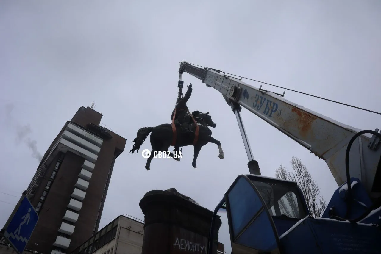 У Києві демонтували пам’ятник Миколі Щорсу: що з ним буде далі. Фото