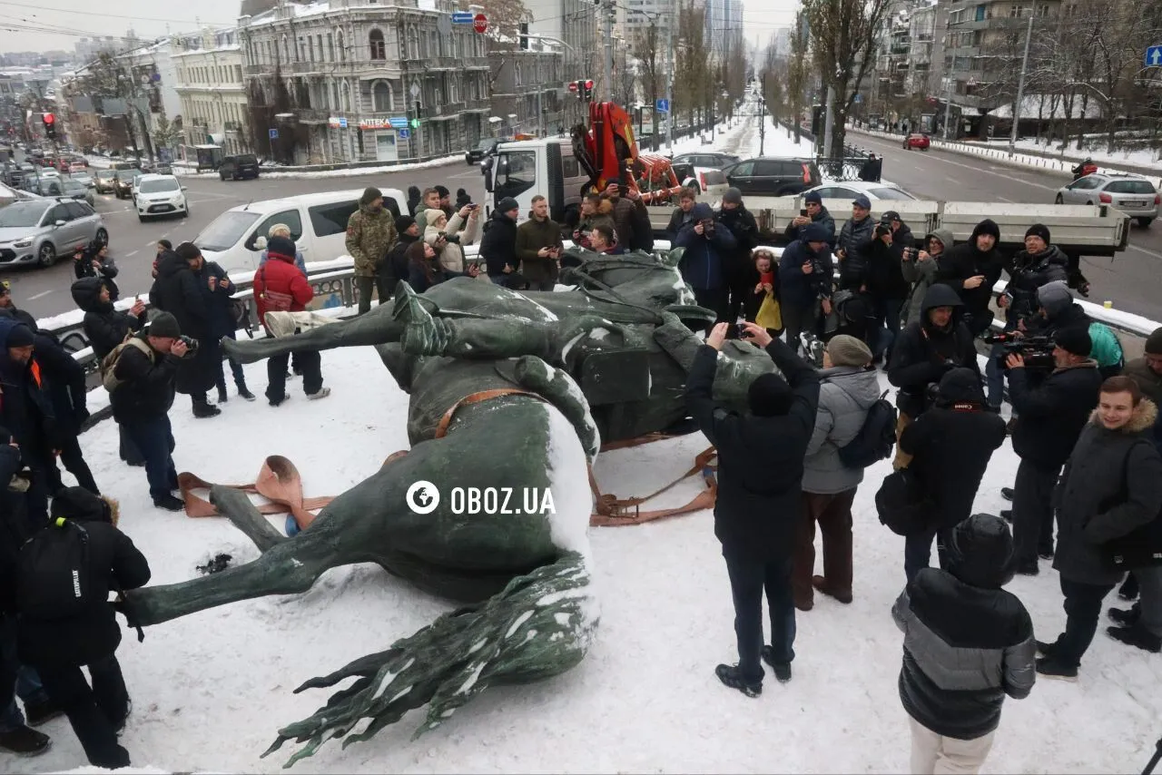 У Києві демонтували пам’ятник Миколі Щорсу: що з ним буде далі. Фото