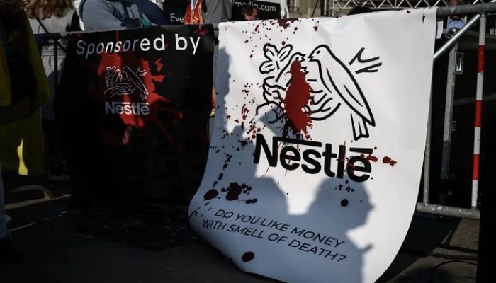 Їх люблять діти і підлітки: відома авіакомпанія прибрала з меню два напої через війну в Україні