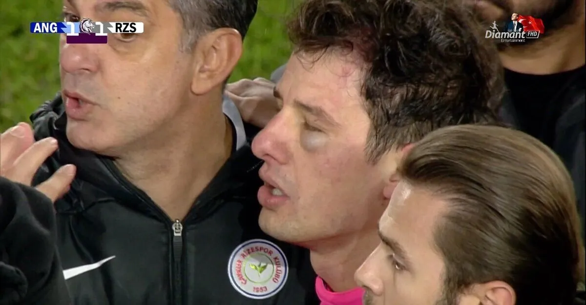 Скандал року у Туреччині. Футбольного арбітра нокаутували, а потім лежачого добивали ногами. Відео dqxikeidqxitkant