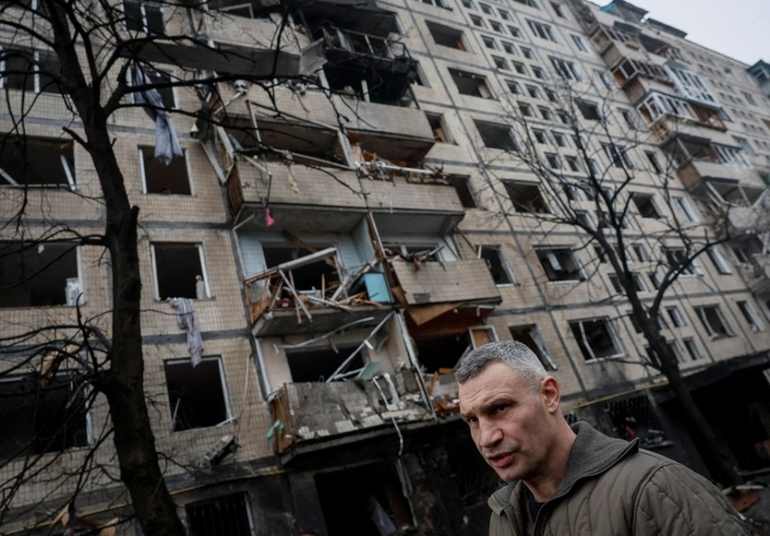 Київський мер Віталій Кличко на тлі постраждалого будинку