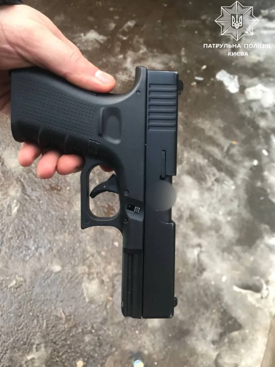 У Києві чоловік відкрив стрілянину під час конфлікту з колегою, щоб довести свою правоту: справою зайнялася поліція. Фото dqxikeidqxitkant