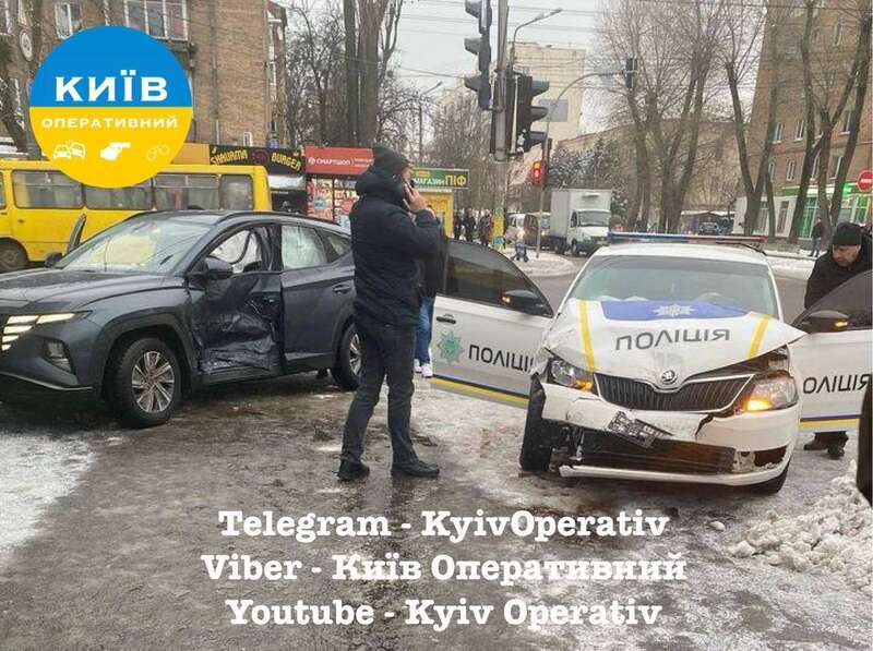 В Киеве столкнулись полицейское авто и легковушка: последний после ДТП въехал в МАФ. Фото