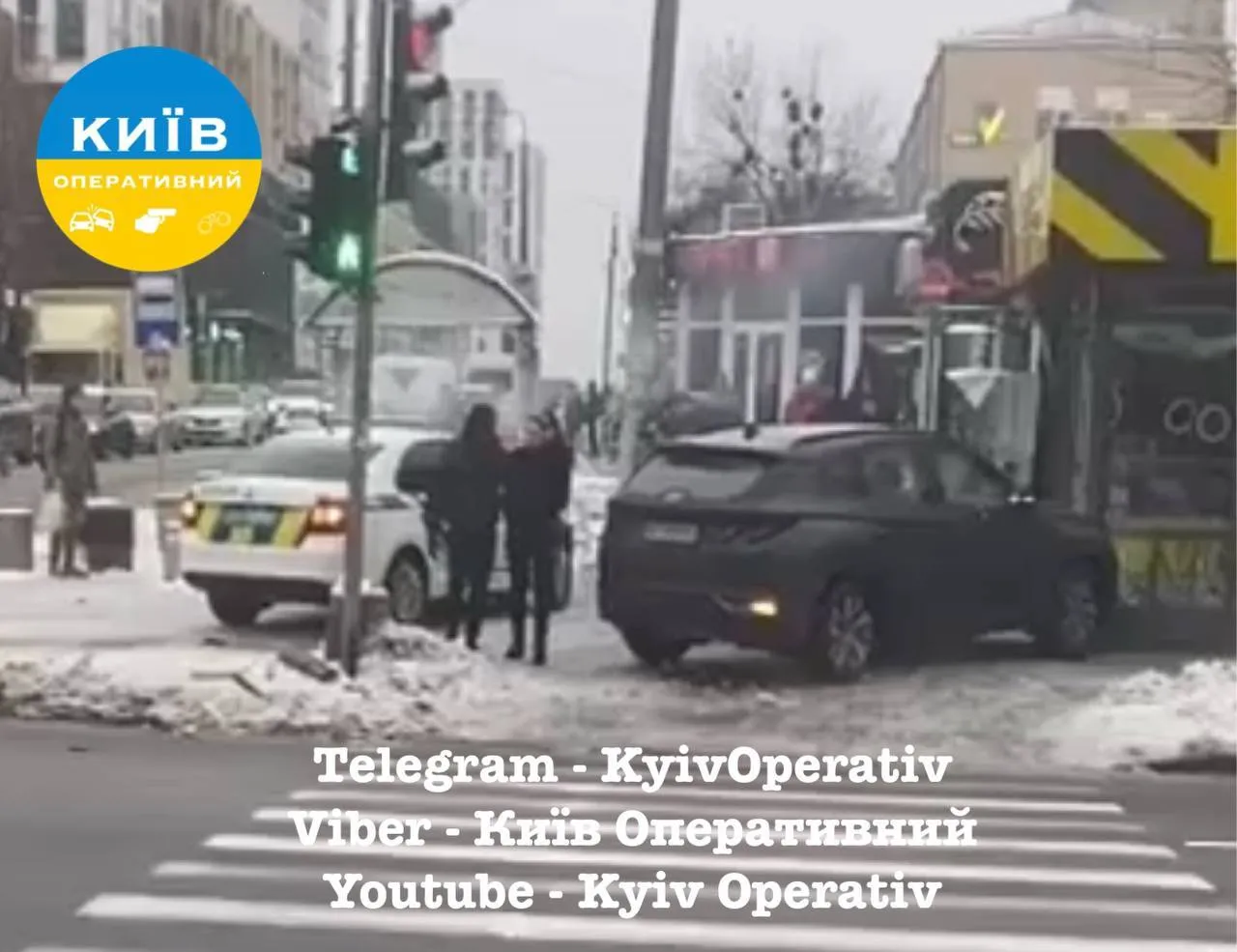 В Киеве столкнулись полицейское авто и легковушка: последний после ДТП въехал в МАФ. Фото