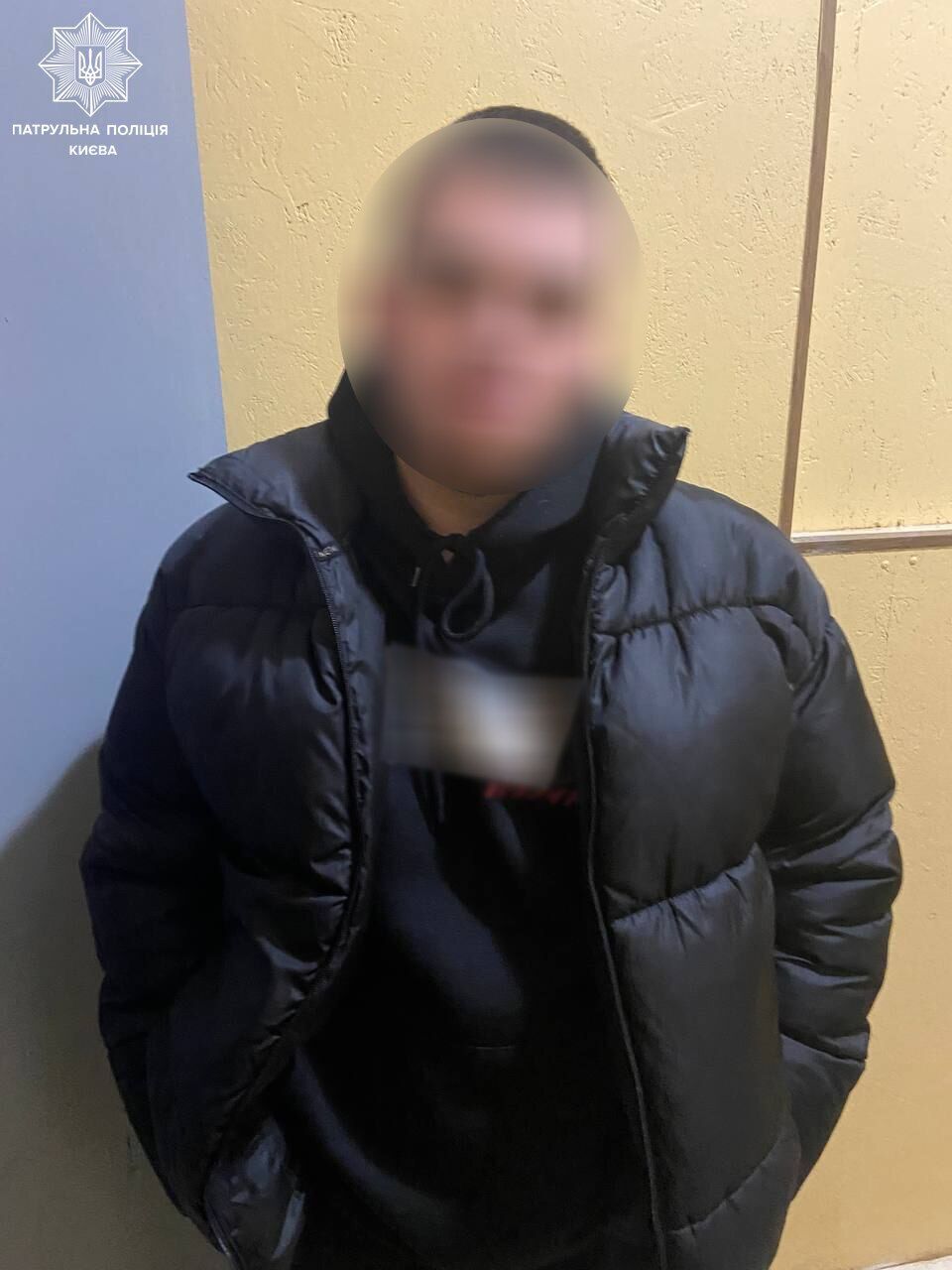 Побив перехожого та забрав його гроші і мобільний: у Києві затримали підозрюваного у грабежі. Фото dqxikeidqxitkant
