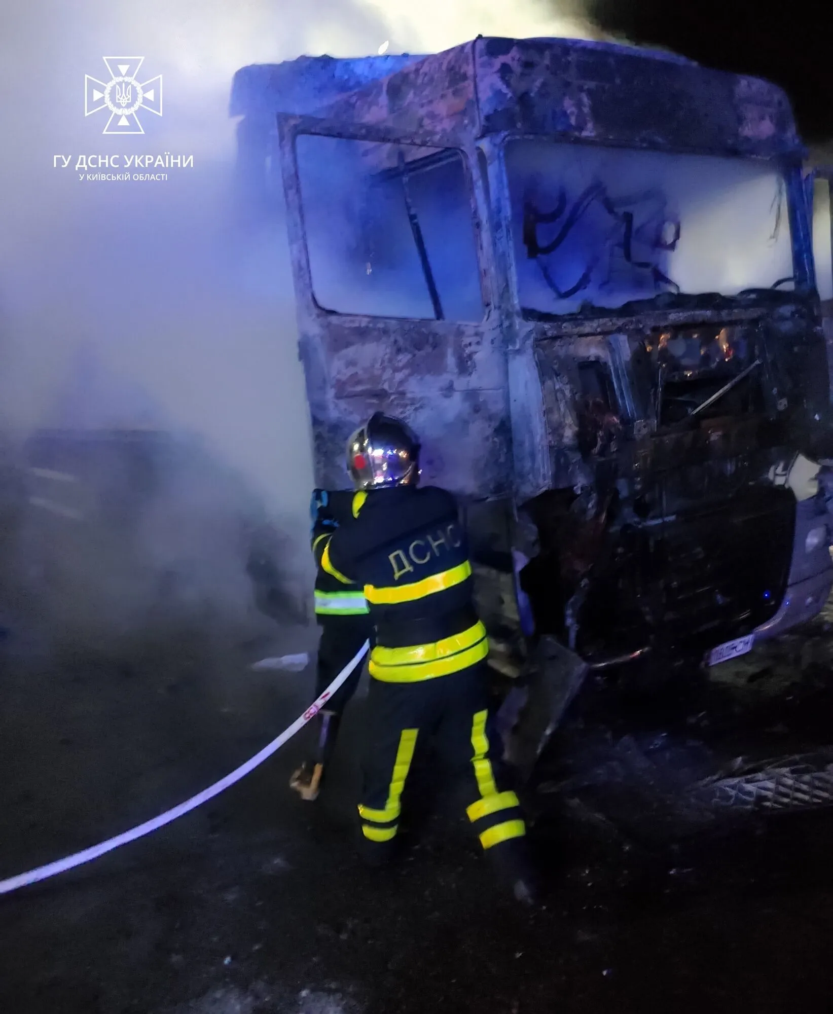 На Київщині під час пожежі у вантажівці загинув чоловік. Фото