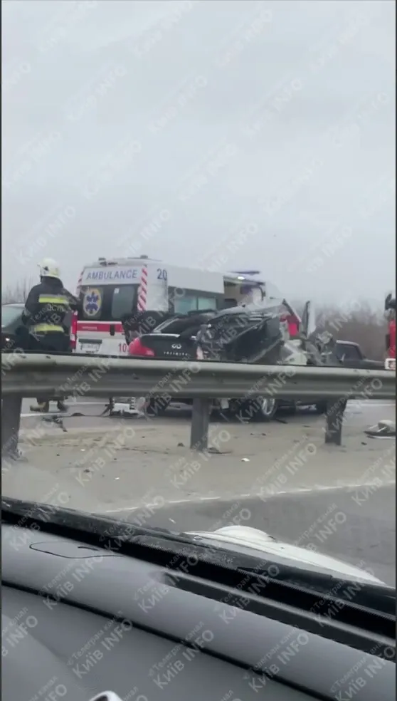 На Київщині сталась аварія за участі вантажівки та двох легковиків: є загиблі. Фото та відео