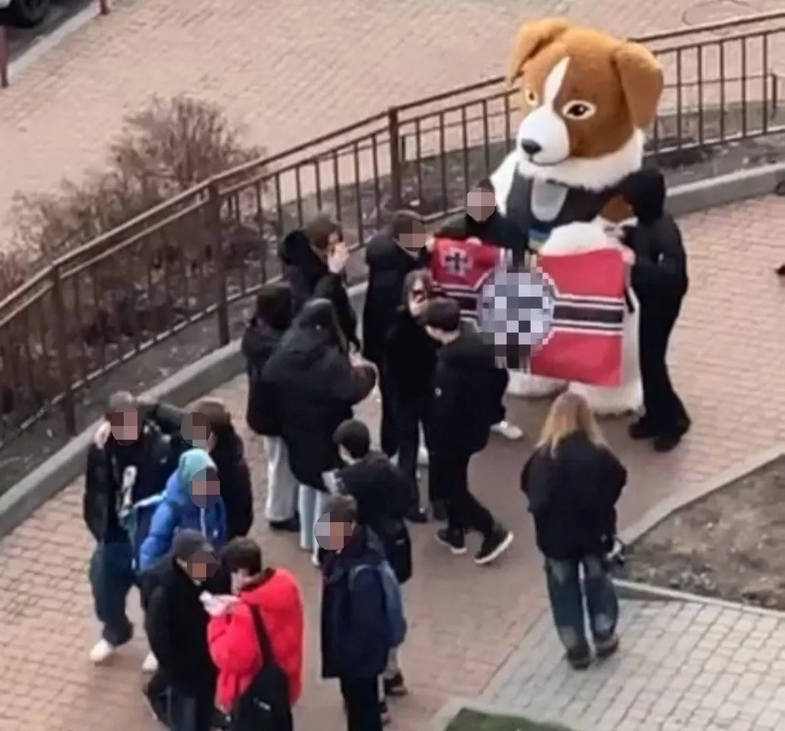 На Позняках підлітки влаштували розваги із прапором нацистів dqxikeidqxiqqeant