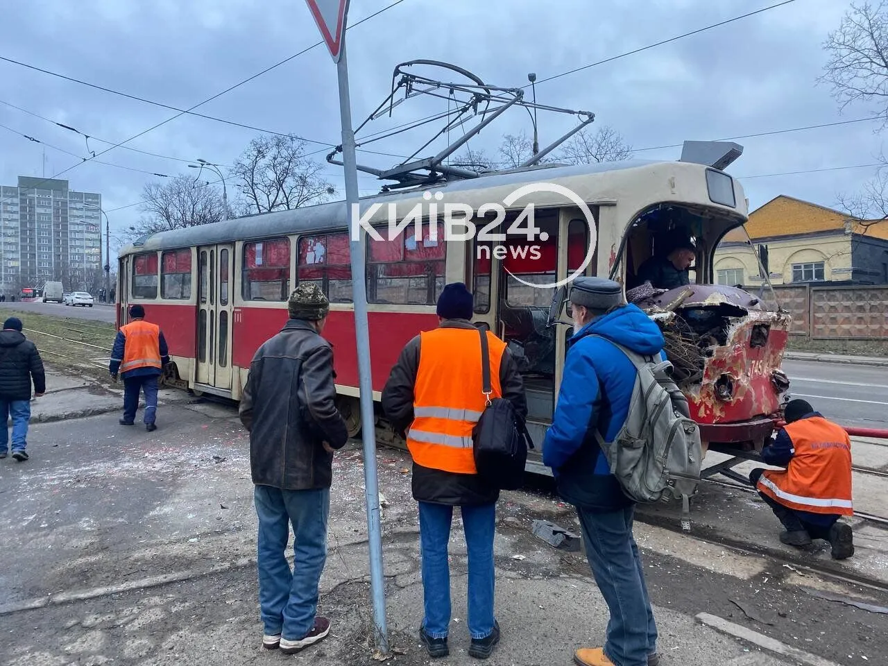 У Києві сталась аварія за участі вантажівки та трамвая. Фото і відео