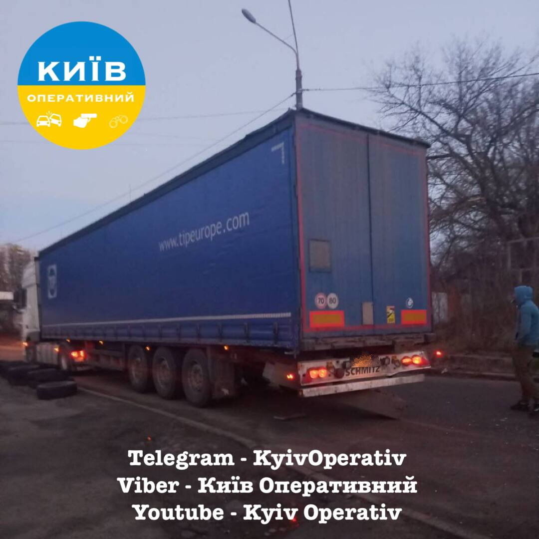 У Києві сталась аварія за участі вантажівки та трамвая. Фото і відео