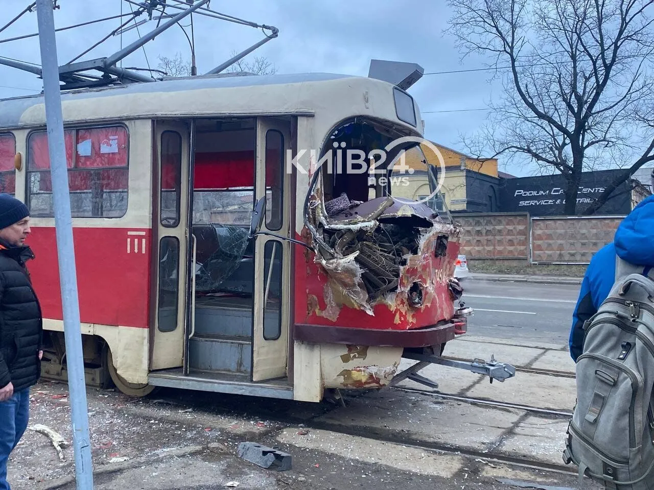 У Києві сталась аварія за участі вантажівки та трамвая. Фото і відео