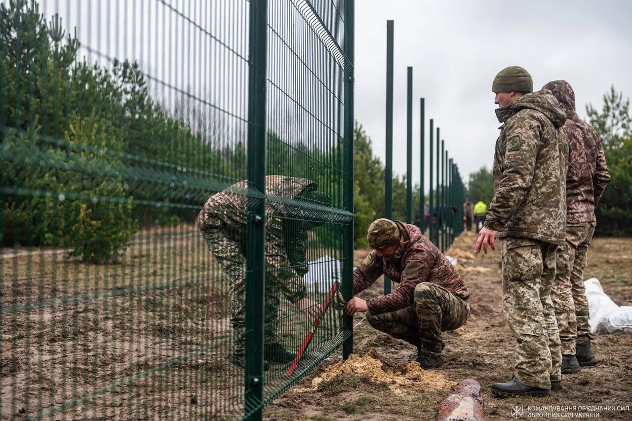 У границы с Беларусью в разгаре строительные работы: у Наева показали фото возведения фортификаций