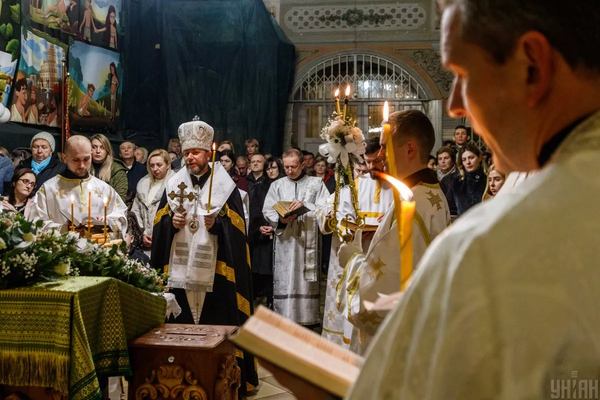 У моєму дитинстві наша сім’я відзначала Різдво двічі: 25 грудня та 7 січня. Так хотіла бабця Ганна. Народжена в 1887 році, вона звикла варити кутю у грудні. Після 1917-го її агресивно перевиховували. Вже у старості бабуся говорила: «Бог його знає, яка дата Різдва правильна. Щоб гріха не набратися, треба шанувати обидві». У своїй кімнаті бабуня зберігала календарі за роки, у які народжувалися її діти. У календарях за 1912, 1914, 1916, 1925 роки дата 25 грудня завжди виділялася святковим обрамленням — як вихідний день. Бабуся терпляче пояснювала мені про нові та старі календарні стилі: чому маємо два Різдва і два Нових роки. Після смерті баби Ганни мої батьки закинули ті календарі на горище, а згодом я занесла їх у школу як макулатуру. Мама стала варити кутю вже тільки на 6-7 січня, але до Святвечора, що 24 грудня, в хаті проводили святкове прибирання. А на самі святкові дні 24 і 25 грудня мама не бралася ні до шиття, ні до прання, ні до іншої роботи й повторювала бабусине: «Бог його знає, яка дата Різдва правильна». 24 грудня 2022 року онуки наварили моїй мамі куті та влаштували Святвечір — тоді ПЦУ дозволила вірянам святкувати Різдво у грудні, якщо вони забажають. Щоправда, 6 січня 2023-го ми знову варили кутю і знову був Святвечір — «про всяк випадок», як сказала моя мама. Вона зі своєю звичкою «двох Святвечорів і двох Нових років» померла у квітні, а 1 вересня 2023 року набрав чинності новий церковний календар Православної церкви України: датою Різдва Христового в ньому утверджувалося 25 грудня, а 7 січня перестало бути днем релігійного свята і вихідним. Відпала й потреба у Старому Новому році. Тобто за сто років перипетії з датою святкування Різдва пройшли по колу, і українці через вік блукання манівцями повернулися до своїх традицій. «На сьогодні в Україні лише окремі парафії не перейшли на святкування Різдва за новим календарем. Їх трохи більше ніж 120 із понад 8000», — розповів мені протоієрей Олександр Трофимлюк, доктор богословських наук і голова календарної комісії ПЦУ. Разом з отцем Олександром і професором Острозької академії, істориком Андрієм Смирновим hromadske розбиралося, як в Україні змінювалися дати святкування Різдва, чому нині ПЦУ надала перевагу 25 грудня і чи означає ця дата, що українські православні християни тепер мусять переймати традиції святкування Різдва у католиків. Навіщо Богові день народження Тривалий час християни відзначали Різдво як один з аспектів Богоявлення — 6 січня. Тобто Різдвом Ісуса вважався день його хрещення в річці Йордан, коли він явився людям як Божий помазаник і спаситель. Але поступово Різдво почали святкувати окремо від Богоявлення. «Якби Христос народився як звичайна людина, він не міг би спасти людство. Для нас важливо, що Ісус — це боголюдина, він втілився, а не народився, прийшов у світ, щоб спасти кожного з нас. Тому ідея фізичного втілення Бога є надзвичайно важливою в християнстві, адже вона пов’язана з ідеєю спасіння людини. Ми святкуємо не дату, а подію Різдва», — пояснює отець Олександр. А втім, для святкування події необхідна була певна календарна дата. У Євангеліях від Матвія та Луки не вказано конкретний день народження Ісуса. Зазначається лише, що він народився у Вифлеємі за правління царя Ірода. Рішення про відокремлення свята Різдва від Богоявлення і про відзначення його саме 25 грудня було ухвалене на Ефеському (Третьому Вселенському) церковному соборі в 431 році. «Ця дата умовна. Можливо, за Різдвом закріпилася саме вона, бо 25 грудня після зимового сонцестояння починає збільшуватися світла частина доби. А ми вшановуємо Христа як світло істини. А можливо тому, що це свято виникло на противагу язичницькому святу поклоніння Сонцю, яке теж відзначалося 25 грудня», — говорить отець Олександр. Навіть розкол християнської церкви на православну (Східну) і католицьку (Західну), який відбувся у 1054 році, не змінив дату святкування Різдва. На сьогодні лише Вірменська апостольська церква відзначає Різдво 6 січня — у день Богоявлення. Різдвяна служба у греко-католицькому Хрестовоздвиженському кафедральному соборі Немеш Янош / УНІАН Як з’явилася дата 7 січня На час народження Христа в усьому тодішньому цивілізованому світі діяв юліанський календар, який римський консул Юлій Цезар запровадив з 1 січня 45 року до Різдва Христового. Отже, коли християнська церква обрала 25 грудня як дату святкування Різдва, вона зробила це за юліанським календарем. «У 988 році, охрестивши Русь, князь Володимир приєднав її до цивілізованого світу. Разом із християнством ми перейняли у Візантії й дату відзначення Різдва — 25 грудня за юліанським календарем», — говорить доктор історичних наук, професор Андрій Смирнов. З плином часу розбіжності між юліанським календарем і астрономічним сонячним роком зростали дедалі більше. У 1582 році Папа Римський Григорій XIII наказав підкоригувати юліанський календар — так з’явився григоріанський календар, що спочатку поширився у католицьких країнах, а потім і по всьому світові, зрештою ставши універсальним. За григоріанським календарем Різдво продовжили відзначати саме 25 грудня — ця дата не змінилася після корегування, адже була визначена Вселенським церковним собором. Григоріанський календар був значно точнішим, ніж юліанський: якщо за юліанським кожні 400 років втрачається більш ніж 3 дні, то за григоріанським — тільки 0,1 дня. Для будь-якої події з 1901 по 2099 рік її дата за юліанським календарем відстає від дати за григоріанським на 13 днів. Польща, до складу якої тривалий період належала Правобережна Україна, ще у XVI столітті перейшла на григоріанський календар і у світському, і в церковному житті. Але українські греко-католики та православні в Галичині дотримувалися юліанського церковного календаря — для них це був один зі способів збереження своєї ідентичності, опір латинізації та спольщенню. Українці, які перебували під владою російської імперії, також продовжували використовувати юліанський календар. Так тривало до 1918 року, коли Українська Народна Республіка ухвалила закон «Про заведення на Україні числення часу по новому стилю і переведення годинників на середньоєвропейський час». Відповідно до закону, у 1918 році після 15 лютого відразу настало 1 березня. Більшовики у Москві теж перейшли на григоріанський календар (так званий новий стиль): після 31 січня 1918 року в радянській росії настало 14 лютого. «На території України світське життя з 1918 року йшло за григоріанським календарем, а церковне — за юліанським: 25 грудня церковного юліанського календаря стало 7 січня за світським григоріанським календарем. Дотримання юліанського календаря було своєрідною опозицією церкви до нової влади. Так виникла плутанина. Але варто наголосити: ніхто у 1918 році не переносив дату святкування Різдва, просто змінився світський календар, який церква не прийняла. Більшовицька атеїстична влада спочатку ще дозволяла релігійні свята: з 1918 по 1923 рік у радянських календарях датою Різдва та вихідним днем було 7 січня. 1923 року більшовицький уряд ухвалив постанову, за якою вихідні дні на Різдво переносилися з 7 та 8 січня на 25 і 26 грудня. У 1929 році москва вирішила, що досить уже загравати з вірянами — Раднарком СРСР своєю постановою взагалі скасував вихідні на Різдво. Проте православна церква продовжувала відзначати його 7 січня, бо саме на цей день припадало 25 грудня за юліанським календарем. Новий рік за юліанським календарем стали відзначати, відповідно, 14 січня. Так з’явилося свято-оксюморон під назвою Старий Новий Рік», — пояснює професор Андрій Смирнов. Після здобуття Україною незалежності в 1991 році 7 січня збереглося як дата святкування: багато років саме її дотримувалися і в Українській православній церкві Київського патріархату, і в УПЦ московського патріархату, і в Українській греко-католицькій церкві. Україна обрала новоюліанський календар Усі православні церкви світу до 1923 року жили за юліанським календарем. У 1923-му тодішній Вселенський патріарх Мелетій IV скликав конгрес православних східних церков. На цьому зібранні вирішили реформувати календар: переходити на григоріанський від католицького Папи не хотілося, дотримуватися застарілого юліанського було вже неможливо — так виник новоюліанський календар, на який з 1 січня 1924 року перейшла більшість православних східних церков (російська православна церква, а з нею і православні українці тоді залишилися на юліанському). Новоюліанський календар розробив сербський астроном Мілутін Міланкович. Цей календар став у рази точнішим від старого юліанського, на нього поступово перейшли 10 із 16 помісних автокефальних східних православних церков: Константинопольський, Александрійський, Антіохійський патріархати, Румунська православна церква, Болгарська православна церква, церква Греції тощо. Наразі на новоюліанський календар перейшли Православна церква України та Українська греко-католицька церква. Єрусалимська, російська, Грузинська, Сербська та Польська православні церкви продовжують використовувати старий юліанський календар. 18 жовтня 2022 року ПЦУ дозволила своїм парафіянам провести різдвяне богослужіння 25 грудня за новоюліанським календарем — як експеримент. Офіційно на новоюліанський календар українські православна і греко-католицька церкви перейшли з 1 вересня 2023 року — за рішенням Архиєрейського собору ПЦУ й Архиєрейського Синоду УГКЦ. Лише Пасхалії в українських церквах східного обряду визначатимуть за юліанським календарем. «Реформа церковного календаря в Україні назріла вже дуже давно. Адже розбіжності у світському й церковному календарях породжують у суспільстві певні суперечності. ПЦУ перейшла на новий календар — і в цьому немає нічого єретичного. Бо сам перехід не має жодного сакрального змісту, це, за великим рахунком, технічне питання. Ми дуже обережно підходили до календарної реформи, адже не хотіли спровокувати розкол серед вірян, не хотіли жодних маніпуляцій. російська агресія посприяла тому, що перехід на новий календар відбувся безболісно. Парафіяни активно виступали за календарну реформу, бо їм самим хотілося відмежуватися від російської церкви. Але первинний сенс календарної реформи не в розмежуванні з москвою, а в здоровому глузді. Ми просто узгодили церковний календар зі світським і зняли усі суперечності між ними. Ще декілька наступних століть наш світський календар (григоріанський) збігатиметься з церковним новоюліанським. Це щонайменше дуже зручно для вірян», — зауважує протоієрей отець Олександр. Він також наголошує, що немає «нашого» і «польського», чи «католицького», Різдва. Є Різдво Спасителя Ісуса Христа — свято, спільне для усіх християн. Святкування 25 грудня не означає, що ПЦУ «покатоличилася» і хоче переходити на західний обряд. Це лише узгодження календаря з реаліями життя та християнського світу. dqxikeidqxitkant