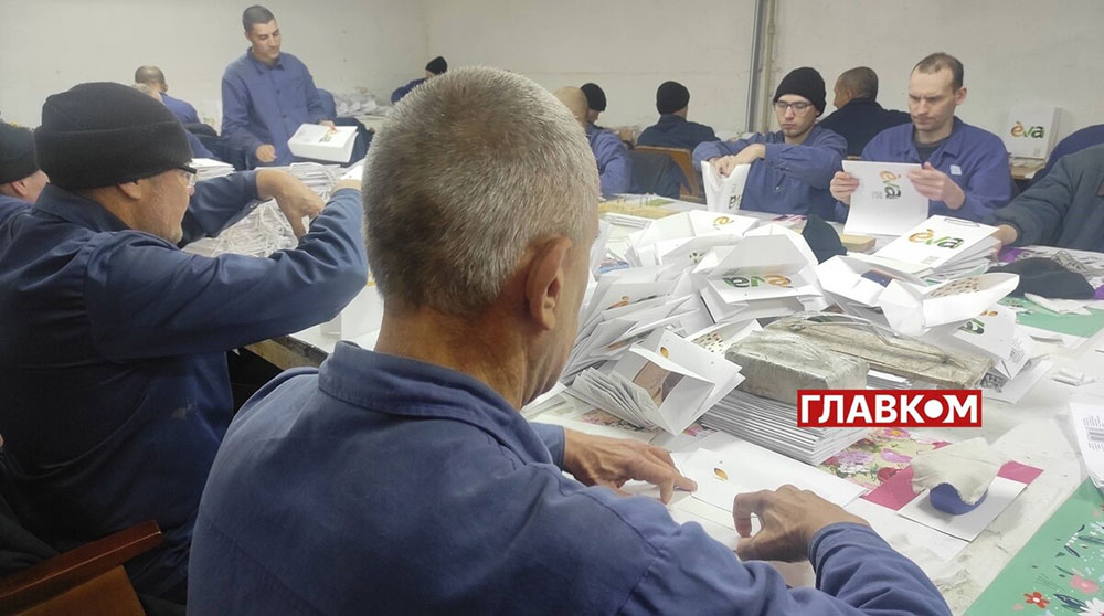 На початку великої війни полонені росіяни виконували дещо примітивну роботу, зокрема, склеювали подарункові пакети. Нині у них є замовлення від бізнесу на виготовлення дерев’яних палетів