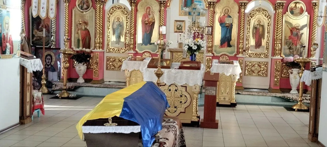 Труну накрили прапором України