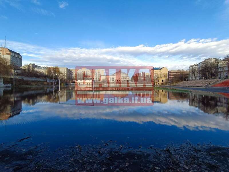 В Івано-Франківську стадіон перетворився на озеро: комунальники тиждень не реагували на витік води. Фото і відео dqxikeidqxitkant