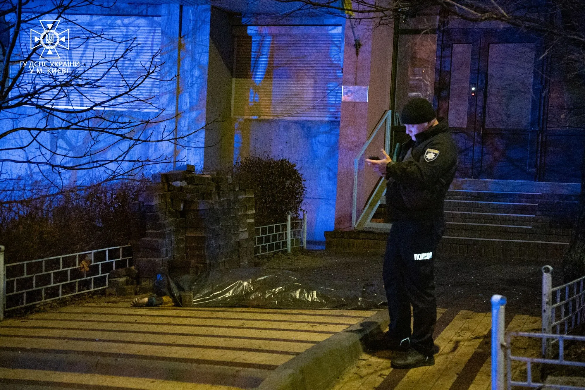 У Києві під час пожежі в багатоповерхівці з 14 поверху вистрибнув та загинув чоловік. Фото і відео