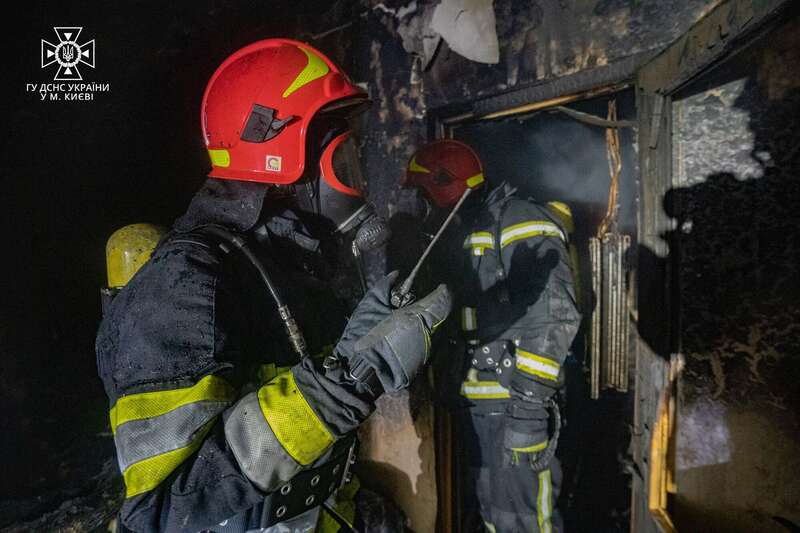 У Києві під час пожежі в багатоповерхівці з 14 поверху вистрибнув та загинув чоловік. Фото і відео