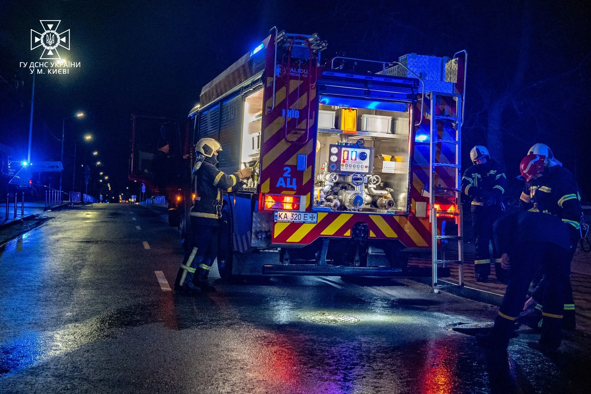 У Києві під час пожежі в багатоповерхівці з 14 поверху вистрибнув та загинув чоловік. Фото і відео