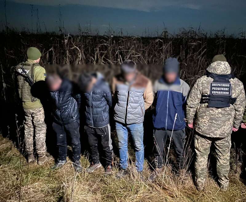 Четверо мужчин остановили в нескольких сотнях метров от госграницы.