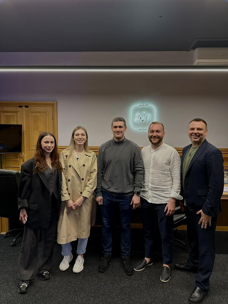 Золотий вагон, піщаний кар’єр та лакшері вечірки: за що постачальник Міноборони давав ДБР хабар у $500 тисяч 11 Золотий вагон, піщаний кар’єр та лакшері вечірки: за що постачальник Міноборони давав ДБР хабар у $500 тисяч 11