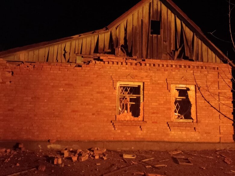 Ночью россияне ударили из артиллерии по Никополю: повреждены дома, газопроводы и ЛЭП. Без света почти 1,5 тыс. семей 01 dqxikeidqxiqqeant