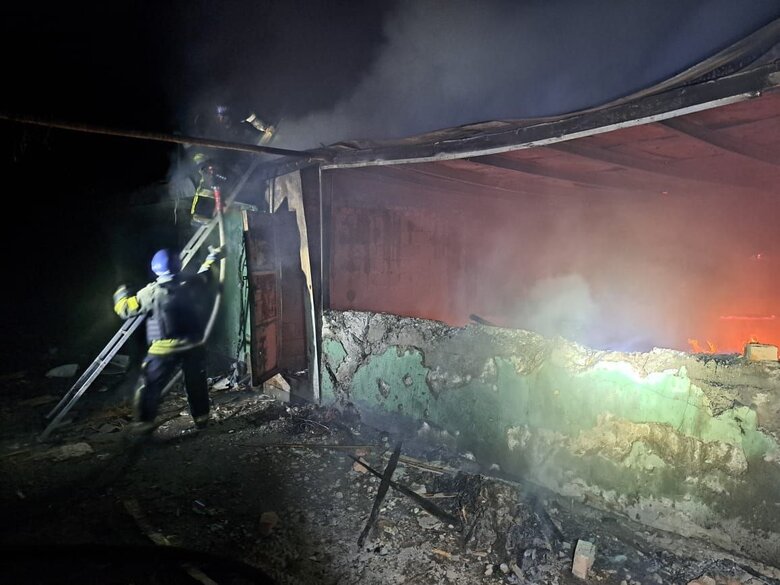 Ночью россияне ударили из артиллерии по Никополю: повреждены дома, газопроводы и ЛЭП. Без света почти 1,5 тыс. семей 04