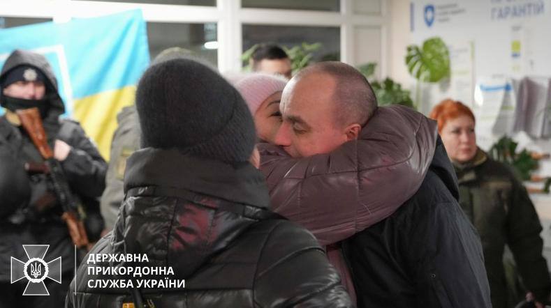 Объятия и слезы счастья: в ГНСУ показали эмоциональные фото пограничников, освобожденных из российского плена dqxikeidqxiqqeant