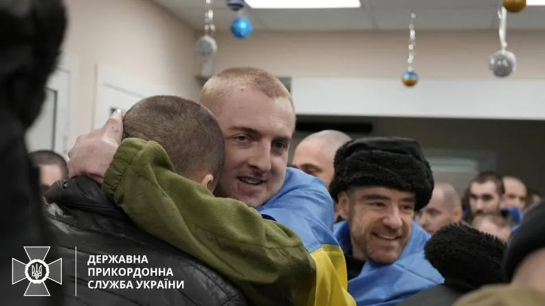 Объятия и слезы счастья: в ГНСУ показали эмоциональные фото пограничников, освобожденных из российского плена