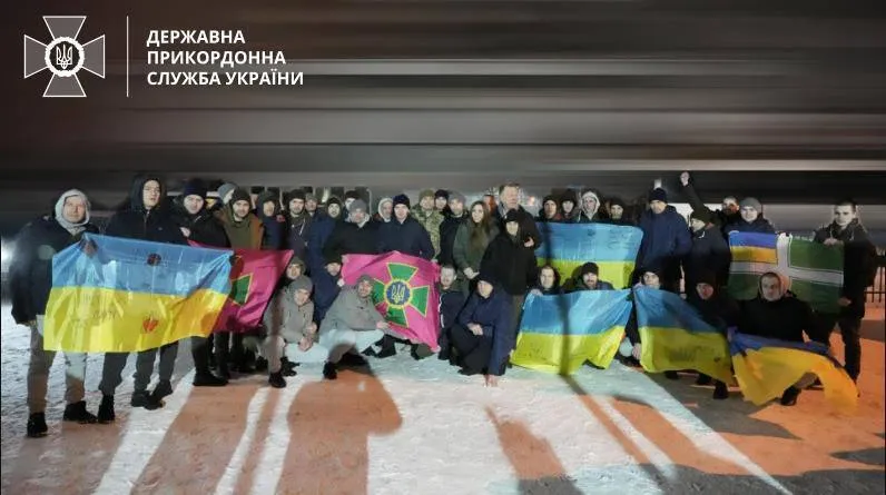 Объятия и слезы счастья: в ГНСУ показали эмоциональные фото пограничников, освобожденных из российского плена