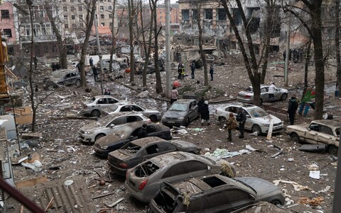 Последствия ракетного удара по жилому дому в Харькове