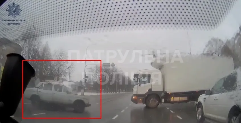 На Київщині ВАЗ зіткнувся з легковиком, а потім в’їхав у машину поліції: ДТП зафіксувала камера. Відео